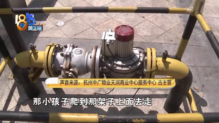 孩子爬窗户的防护网摔下楼,小孩摔下防护栏