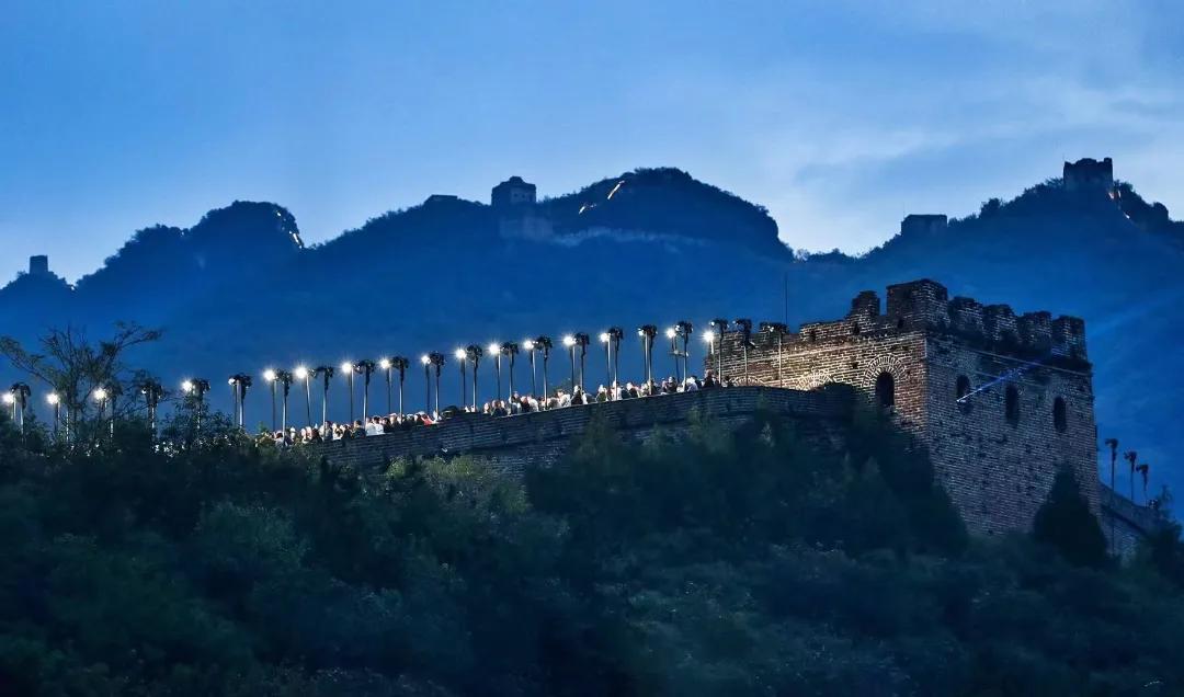 爬雄伟长城,看balabala“羽你相绒”大秀,孩子们的冬天充满想象