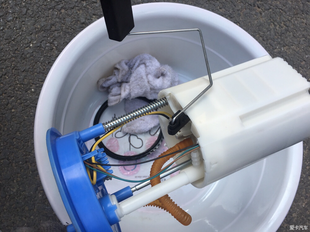 更换内置汽油滤芯油位很重,更换汽油内置滤芯把油用完吗