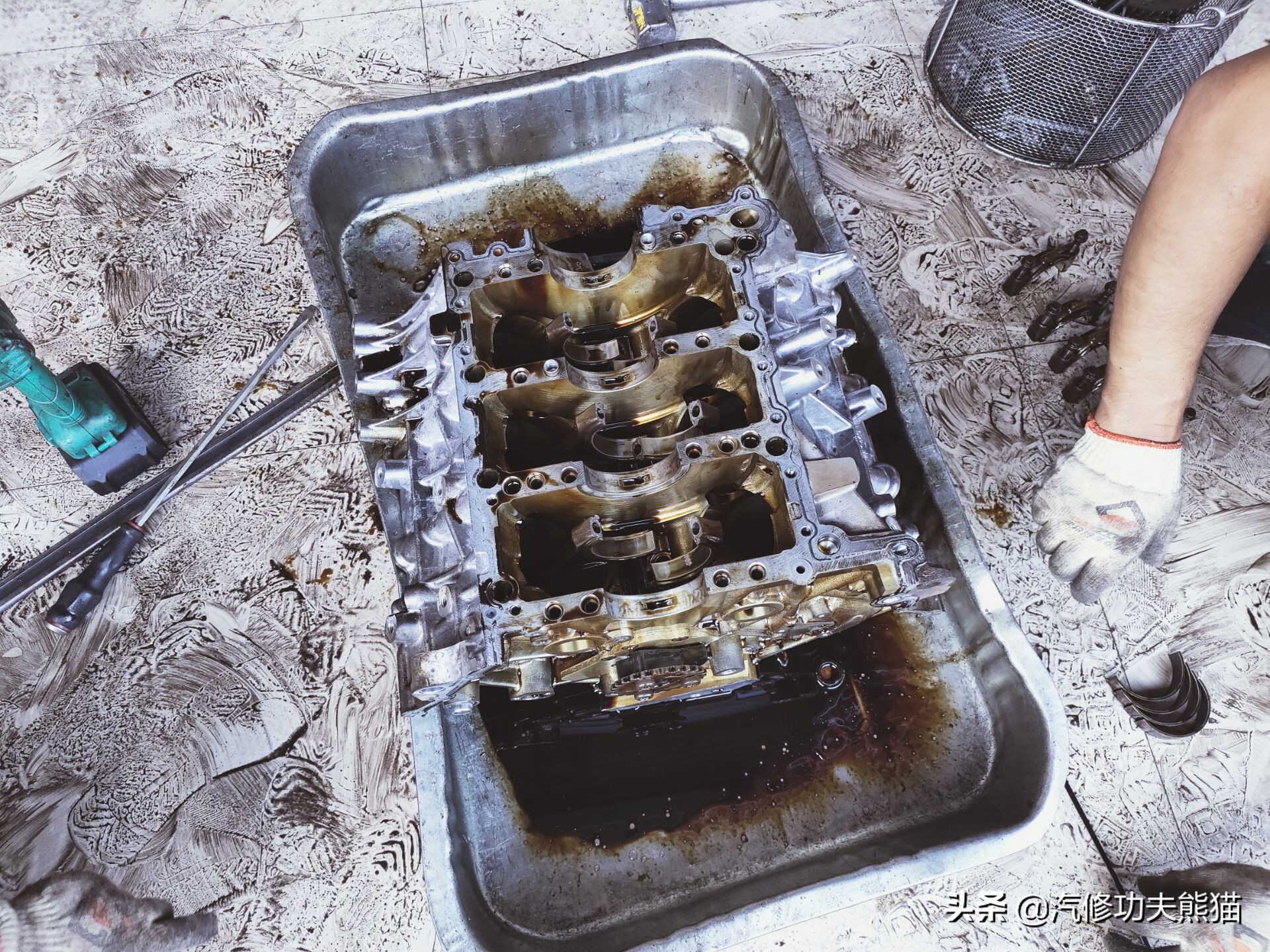 奥迪a8烧机油吗48v轻混,奥迪a8烧机油一千公里烧0.5正常吗