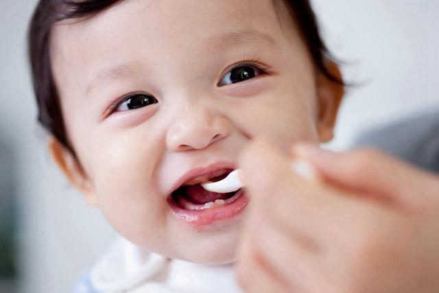 宝宝头发少怎么办才能长得好,宝宝头发稀少怎么打理