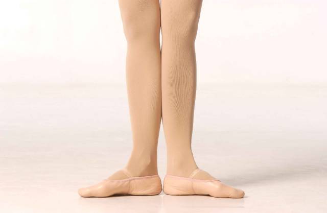 跑步时脚是外八字怎么纠正,膝盖内扣脚外八字跑步