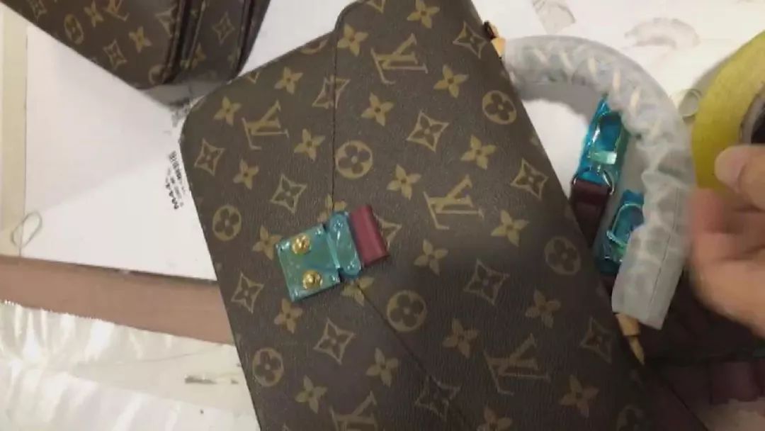 你买的名牌包可能是假的 (在国外买大牌包会假么)