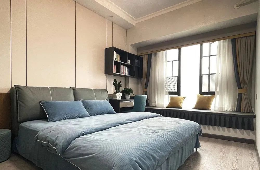 阳台改成小卧室凸出来的,阳台改成衣帽间和办公区