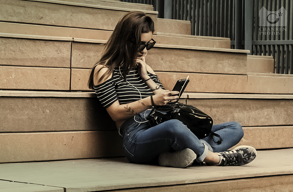 一个贩卖艺术和足球的彩色街区