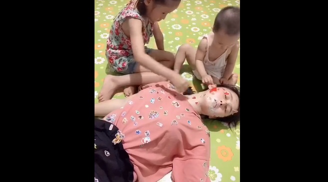 真实的二胎生活：妈妈被两个熊孩子给气晕，这可怎么办？