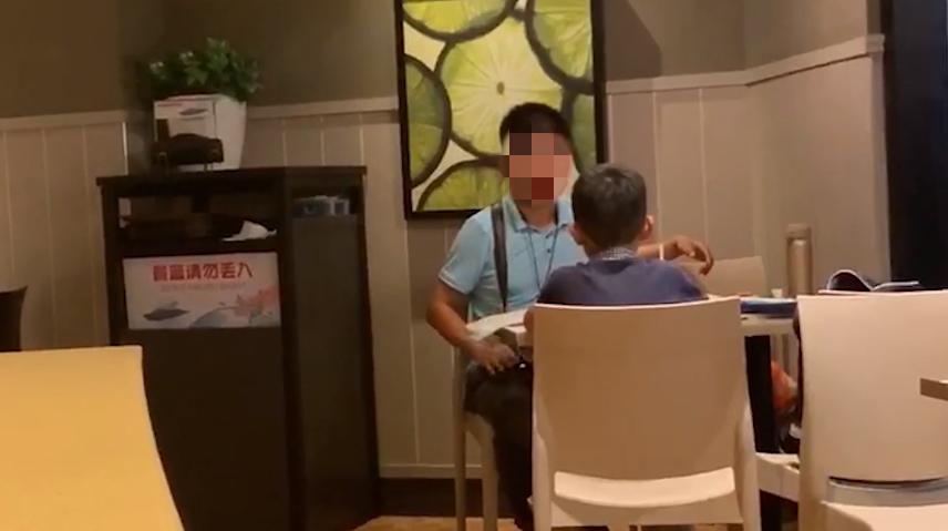 看了肯德基里的这对父子，才明白为什么有些孩子，一生都富不起来