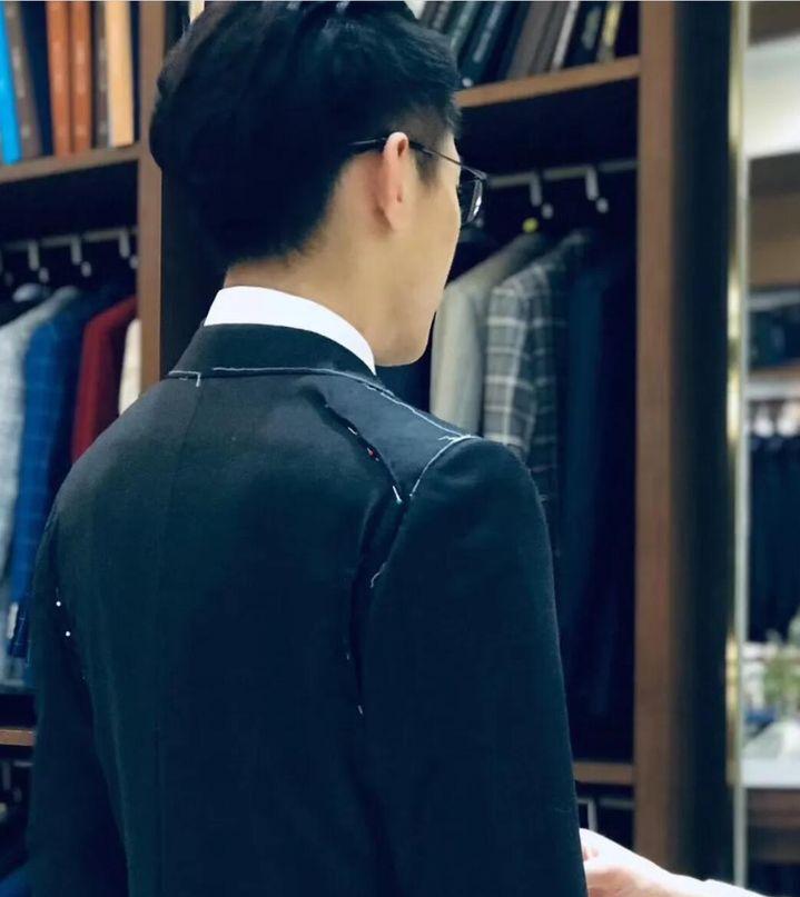 个子矮怎么穿西装好看,小个子穿格子西装搭配各种穿法