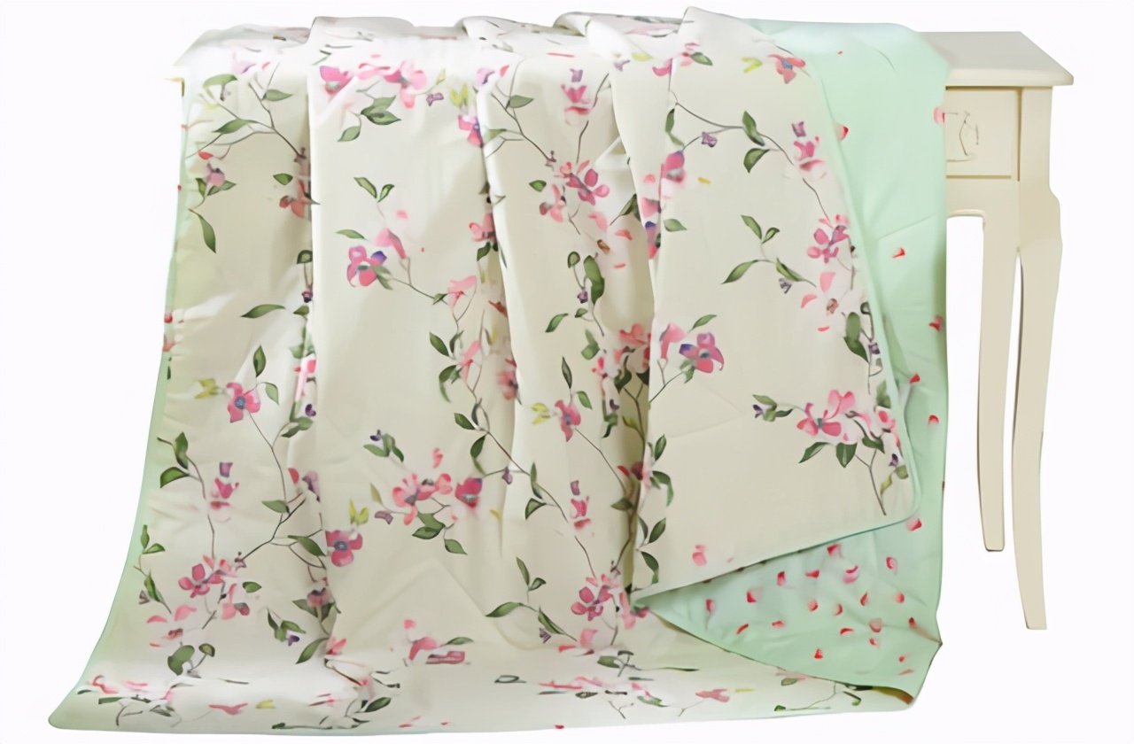 蚕丝空调被能用洗衣机洗吗,蚕丝被空调被可以机洗吗