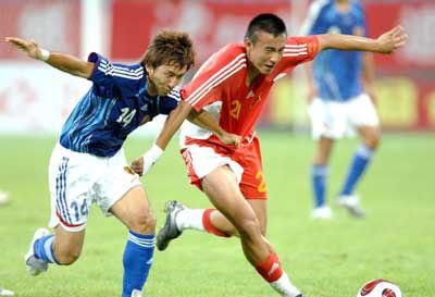 2008年东亚杯李玮峰锁喉日本队长,国足vs日本姜至鹏判罚