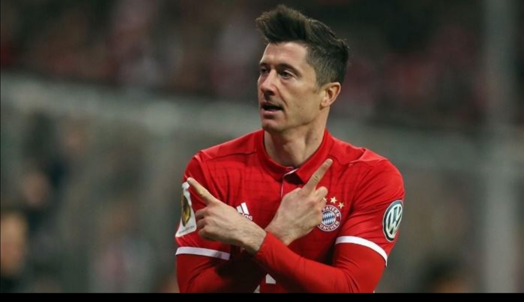 梅西除了踢右边锋还踢什么位置,现役的中场梅西