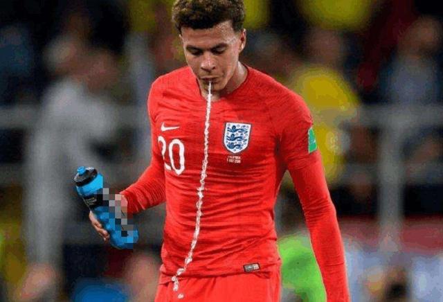 足球运动员运动饮料,为什么足球运动员饮料瓶要喷一下