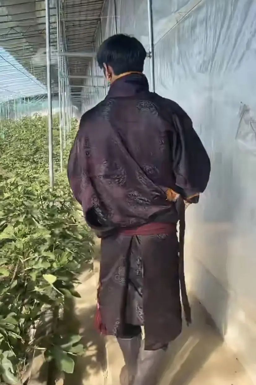 丁真的腰带为什么系在屁股上