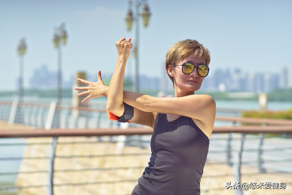 跑步前活动关节拉伸韧带热身动作,跑步正确的姿势与热身动作
