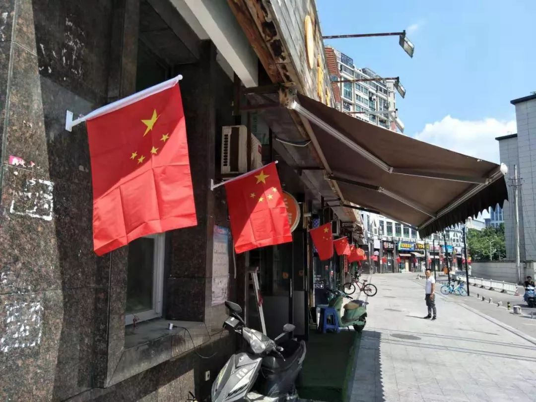 迎国庆街景,迎接国庆换上崭新的国旗