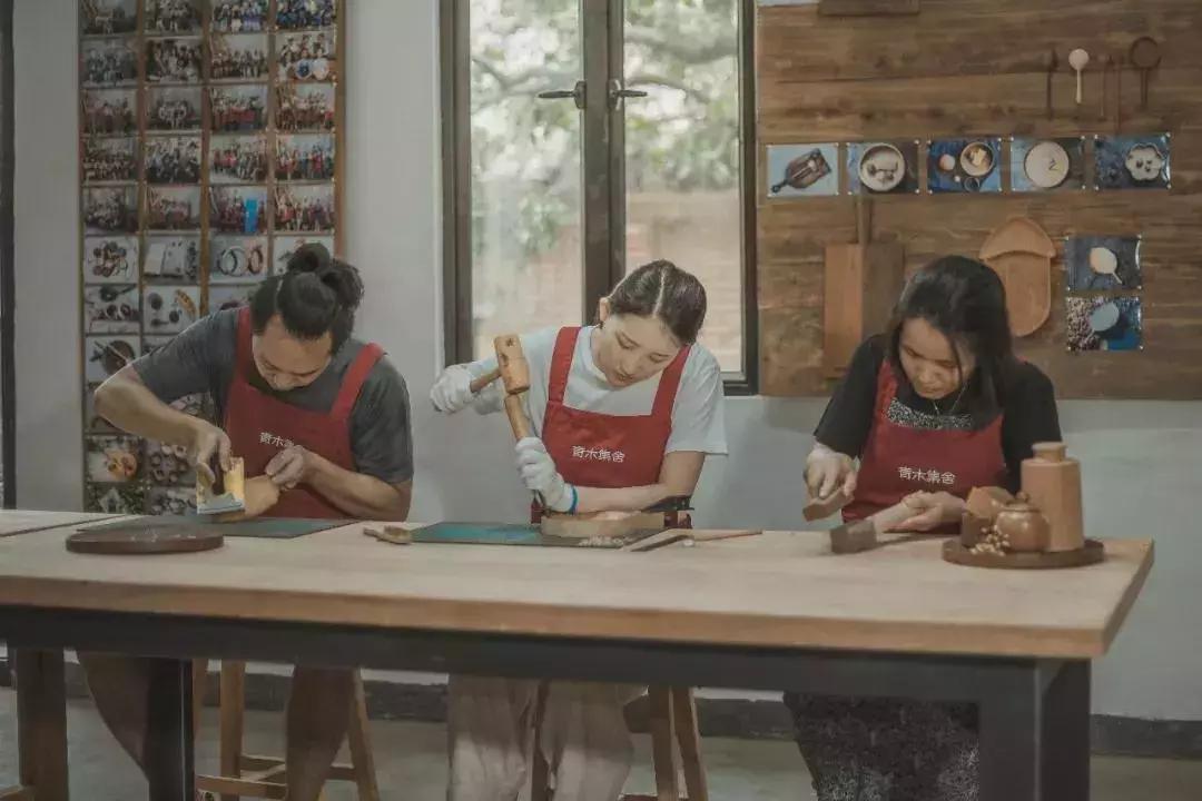 放弃世界顶尖银行工作,他回村当木匠,在废墟上盖出了爆美小院!