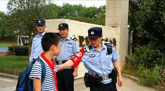 她在办公桌上放倒计时牌，只因不忍离别