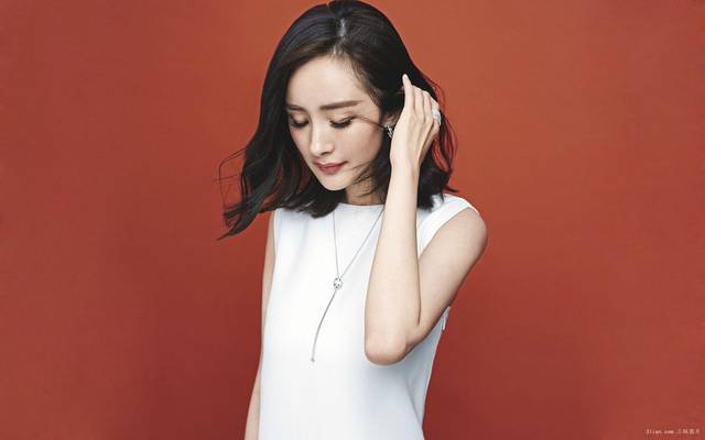 明星工作室的新年礼盒怎么买,杨幂易烊千玺贺岁短片