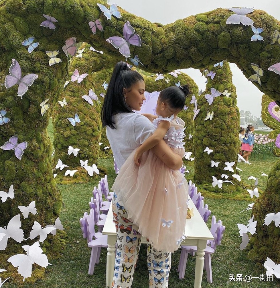 凯莉詹娜带女儿外出度假,丰乳肥臀太性感,网友:凯莉是不是胖了