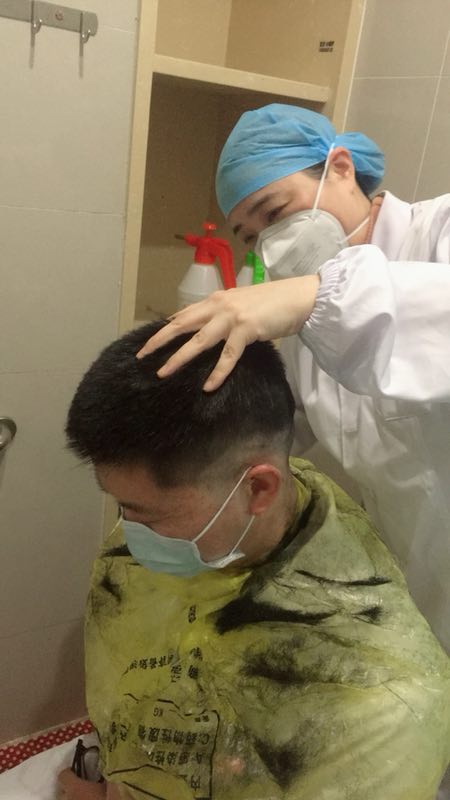 老师化身tony为学生理发视频,老师变身tony为学生理发