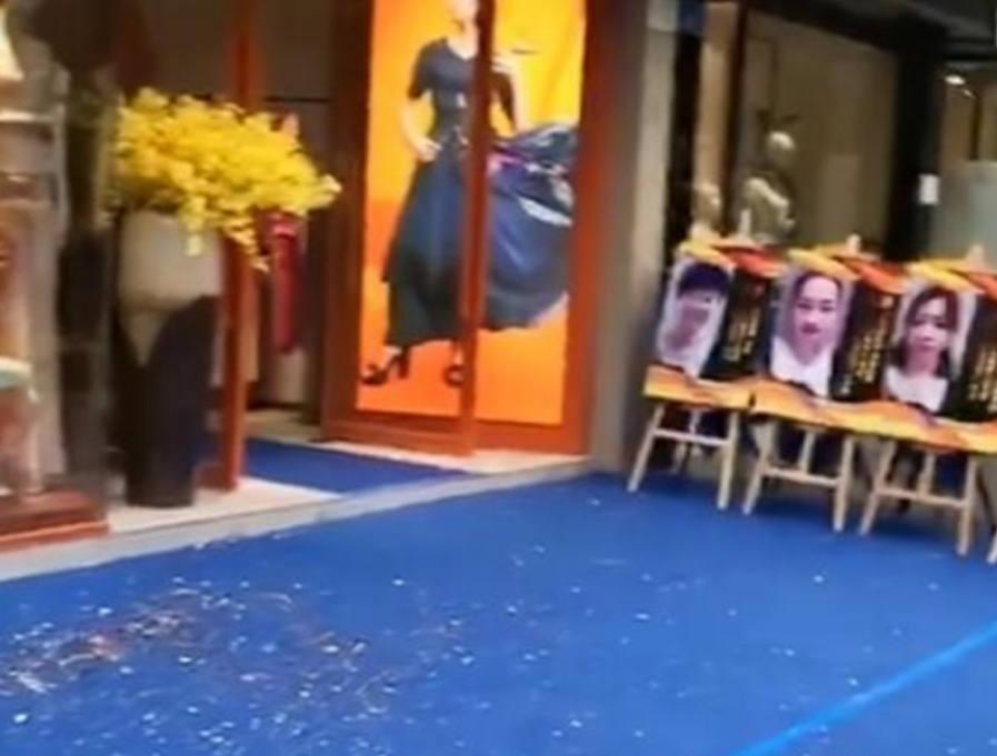 重庆这个店铺开业庆祝也太奇怪了吧？网友：现在流行这种风格了吗