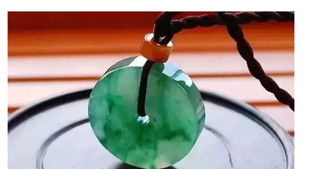 翡翠手镯里面有黑点怎么回事,翡翠手镯有黑点能买吗