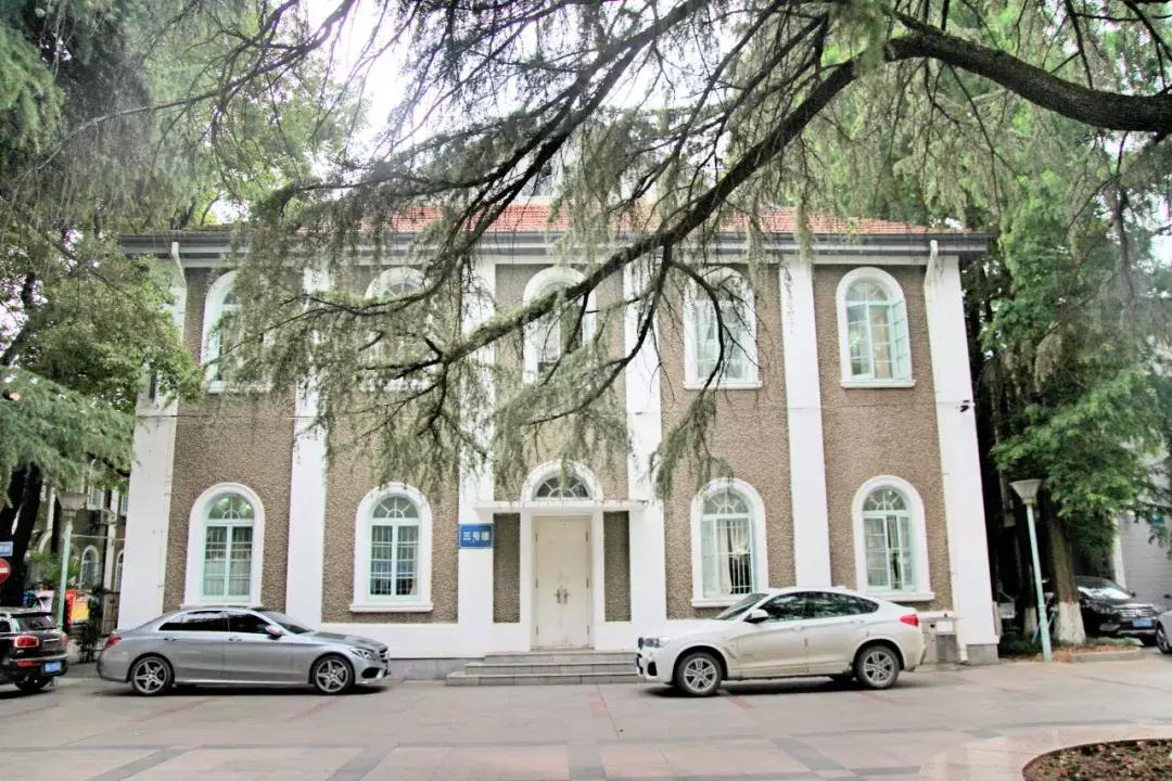 武昌这所低调的大学坐拥一线江景，教学楼窗外就是黄鹤楼