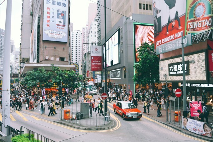 世界将我包围下一句,世界将我包围演唱