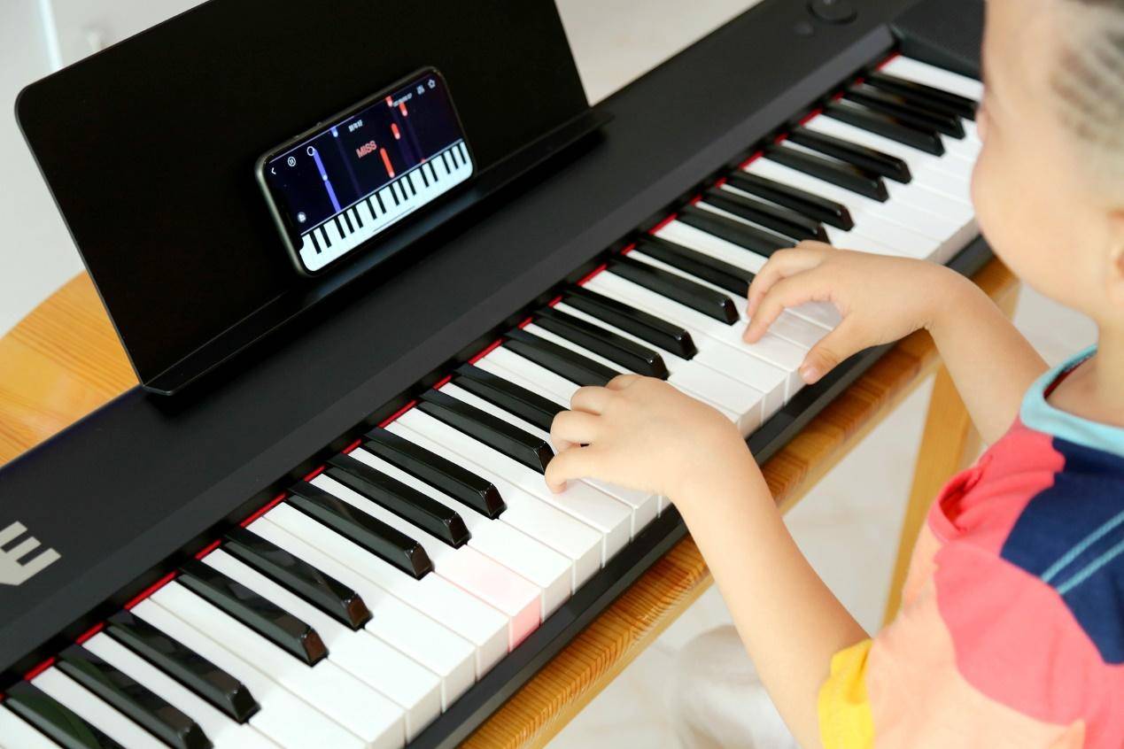 theone智能钢琴连接其它乐器,学会钢琴再弹电子琴