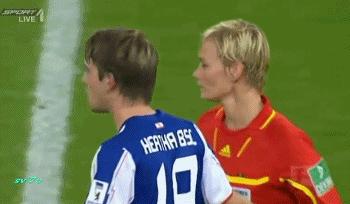 当女裁判出现在足球场上,当足球女裁判