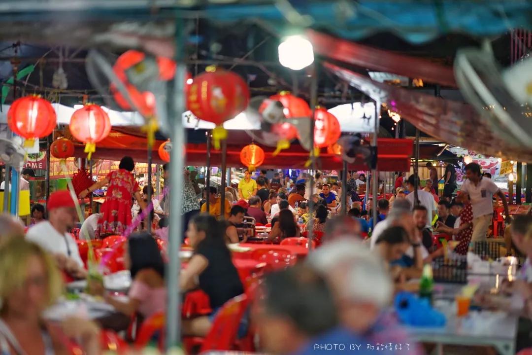 美国艺术家老夫妇定居苏梅岛十年，教游客画垃圾桶，唤醒环保意识