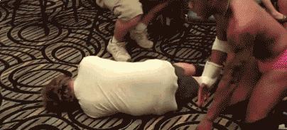 搞笑gif姑娘你也太强大了,搞笑gif开心一刻妹子的眼神