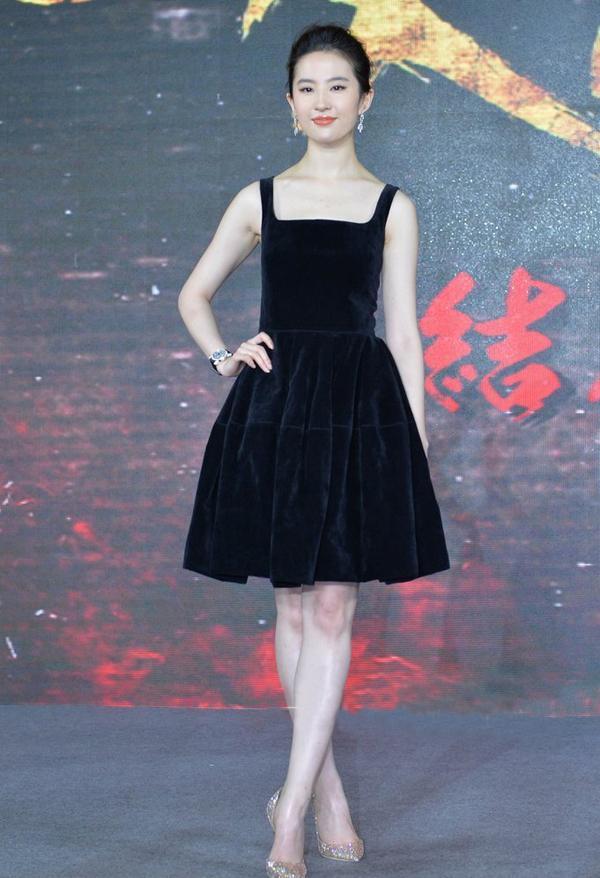 迪丽热巴和唐嫣同穿亮片裙,迪丽热巴和唐嫣穿同款公主裙