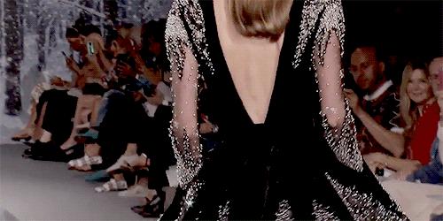 刘亦菲金裙子,刘亦菲穿一袭仙女裙现身活动