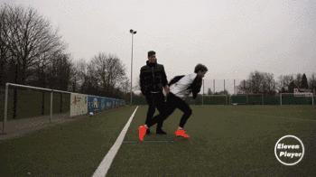 足球训练中的正确跑位方法,足球提高瞬间压迫的训练方法