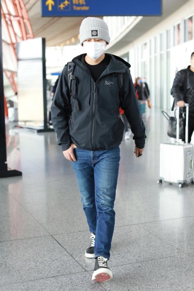 黄轩休闲西装穿搭,黄轩穿背心少年感