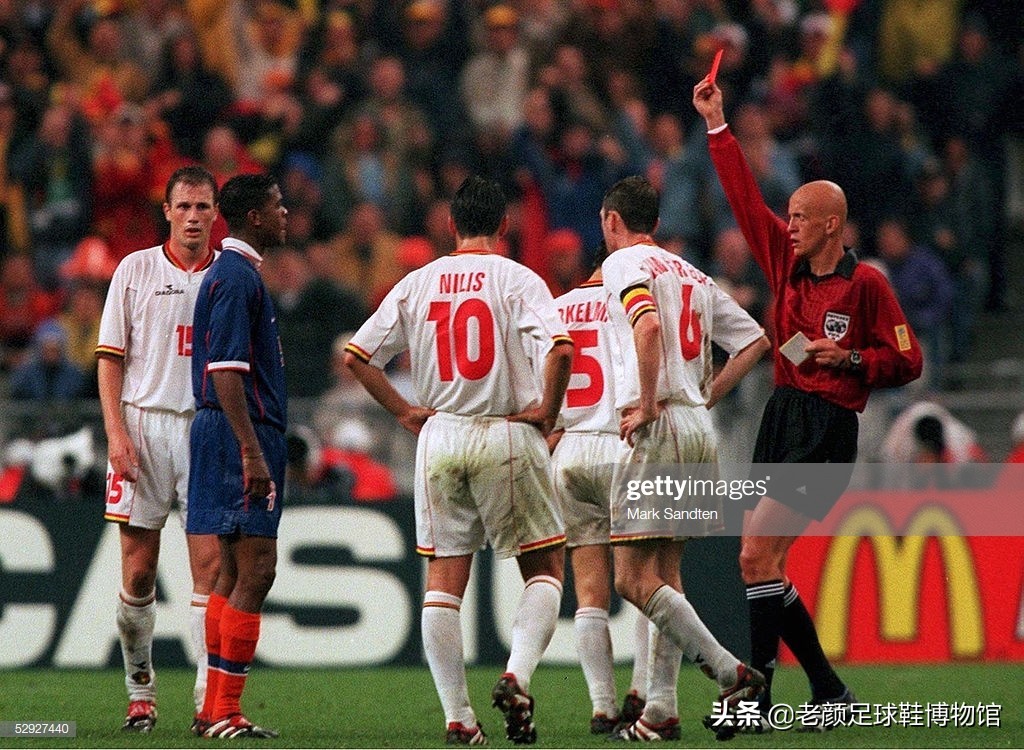 踢翻米兰王朝的贾府少年，身背“杀人犯、强奸犯”恶名的荷兰锋霸