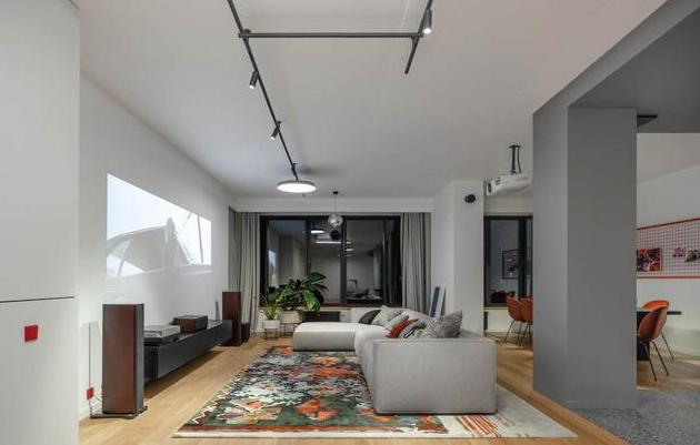 她将两套房子里头打通，客厅大到可以“踢足球”，网友：太豪气了