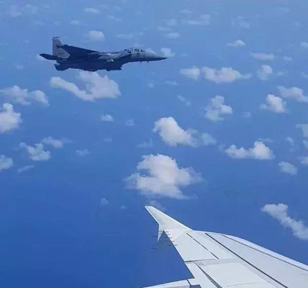 新加坡酷航迫降,万米高空飞机返航