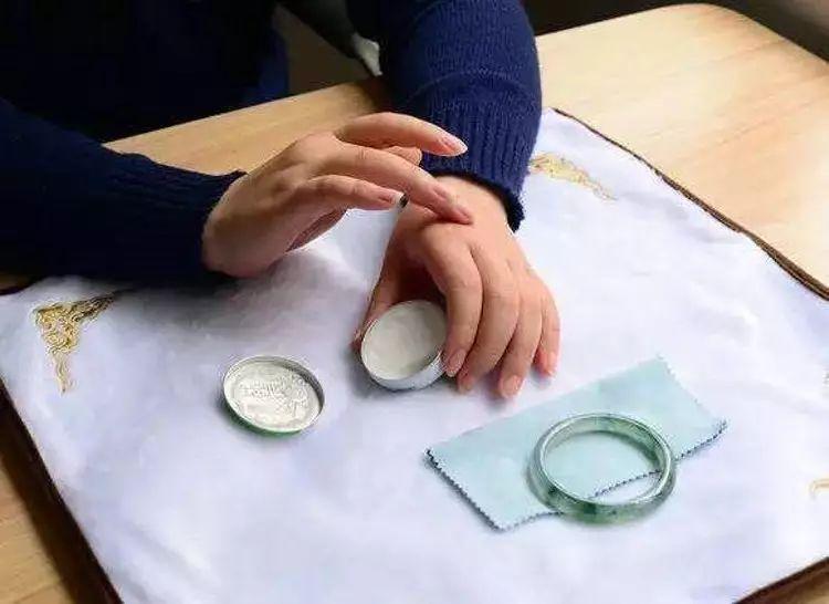 不小心打碎玉镯子24万什么连续剧,把戴了十几年的手镯打碎会不好吗