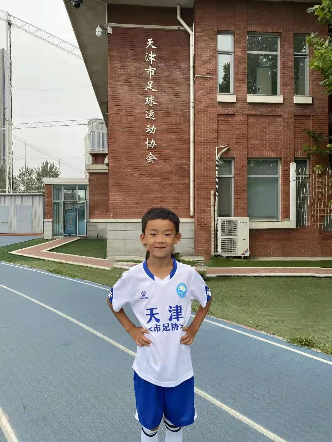 热爱运动踢球,踢球是因为热爱