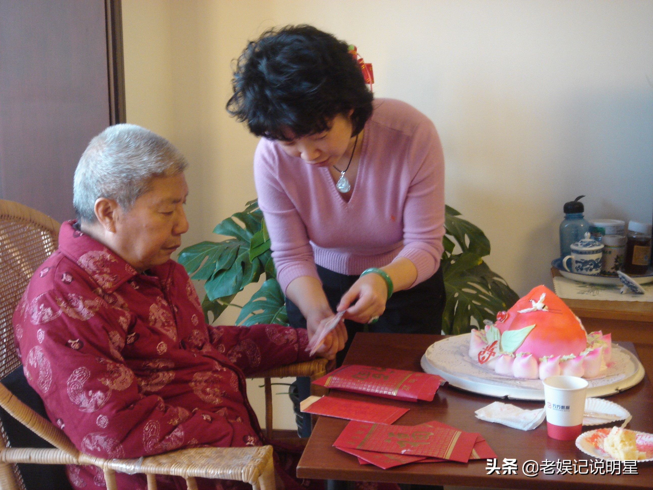 夕阳红黄薇主持,夕阳红的主持人黄薇的近照