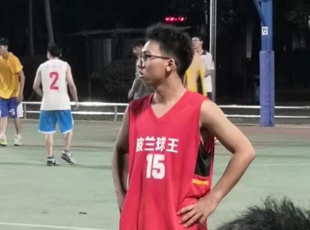 佛山惊现奇葩一幕,足球惊现广东宏远球衣