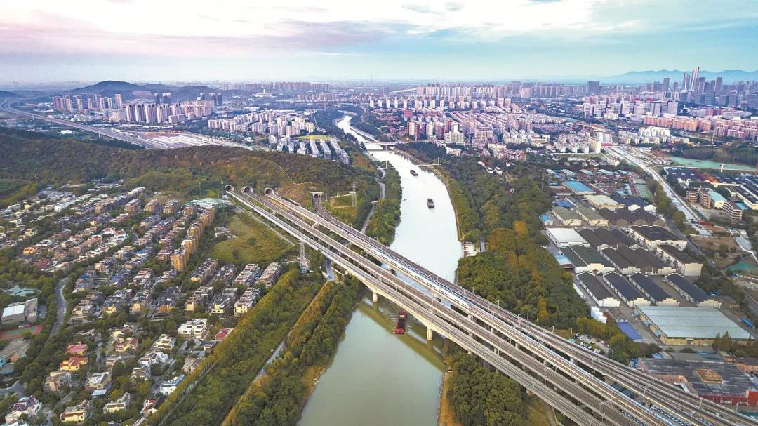 高铁沿线100米拆除违建,高铁旁边违建怎么举报