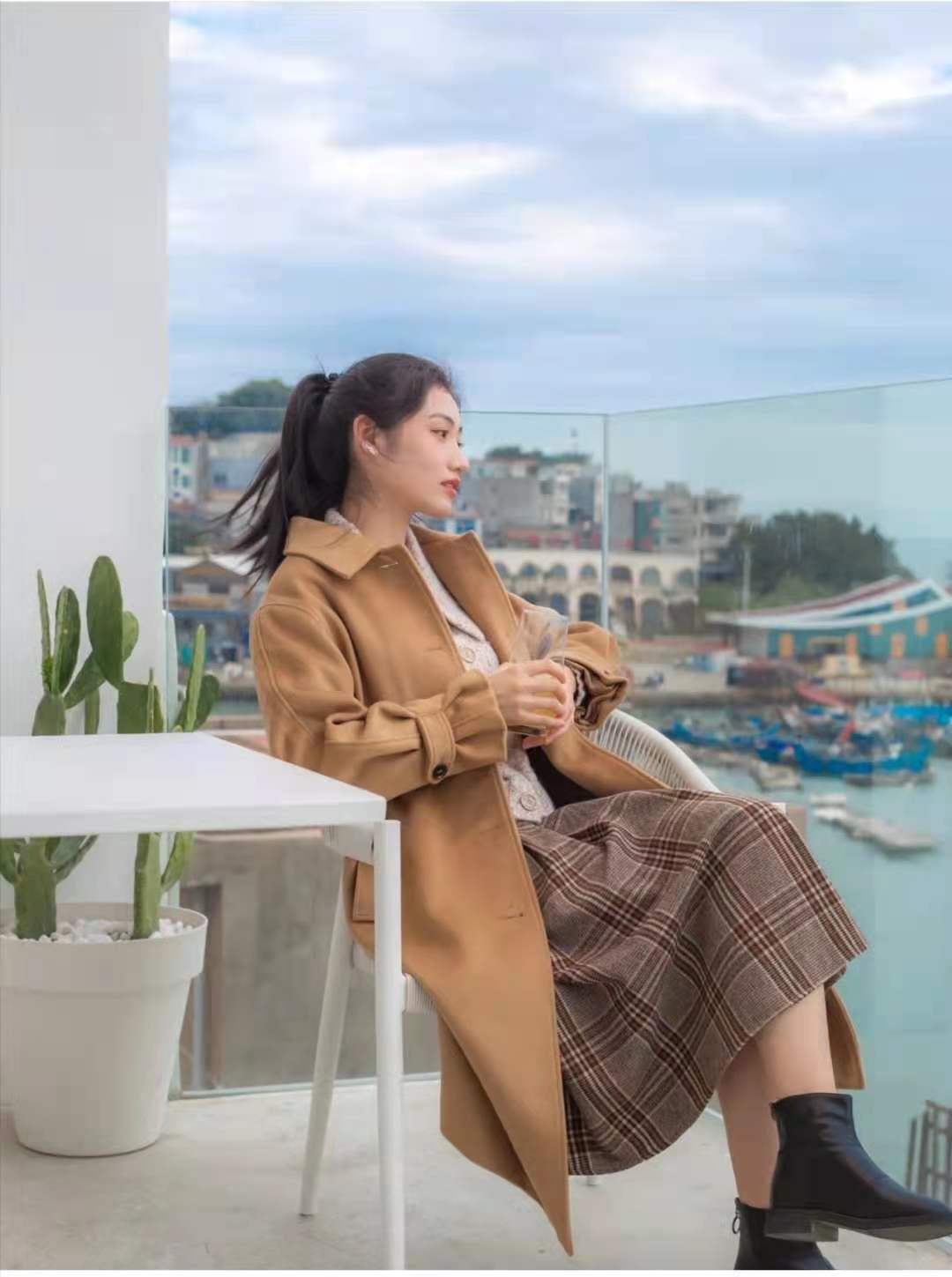 驼色大衣内搭什么颜色毛衣,咖色羊毛大衣配驼色毛衣的图片