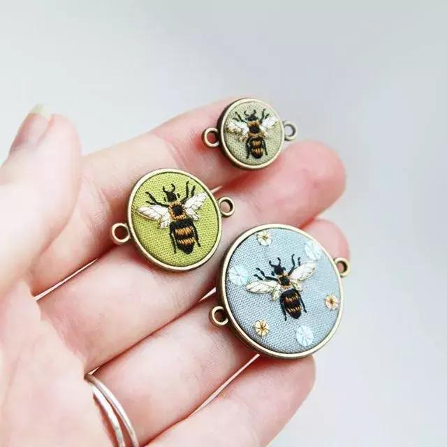 当一个程序员迷上了刺绣，就算手骨折了也无法阻止她……