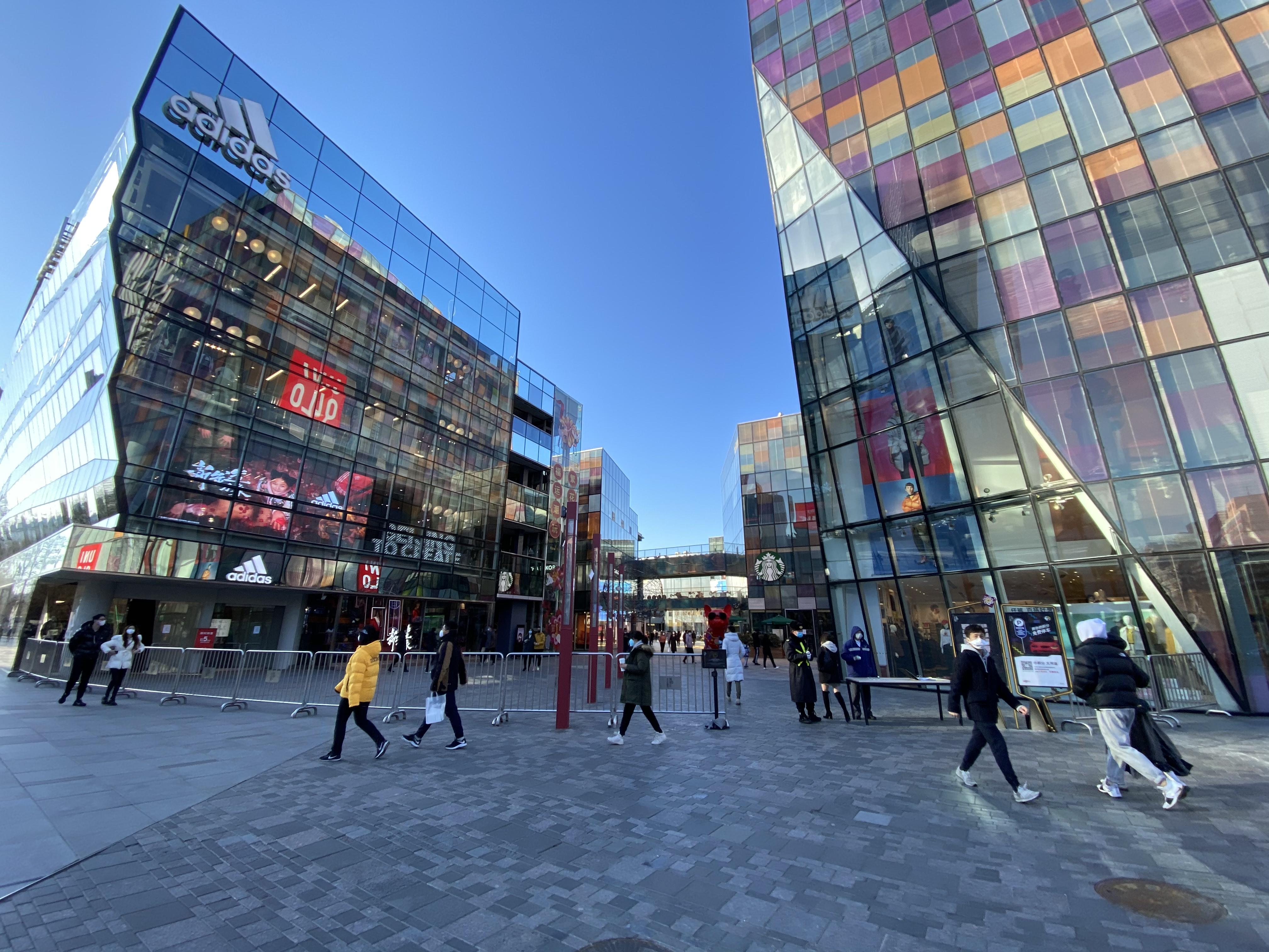 每天进店客人十个手指能数清,上一天休三天,盼着客人咨询,疫情中的奢侈品店员:从来没像现在这么想开工