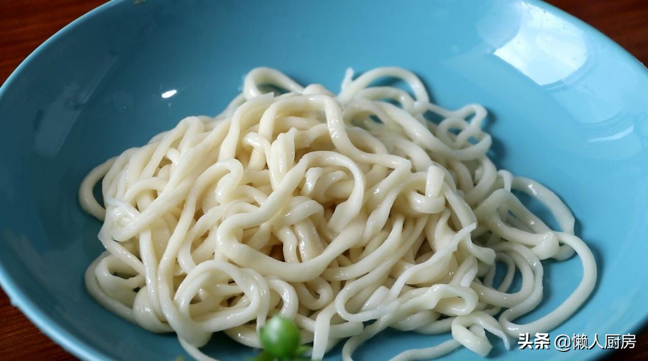 1斤面粉1个鸡蛋教你在家自制拉面,普通面粉拉面的做法全过程
