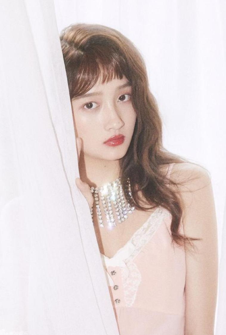 关晓彤王牌对王牌齐刘海发型,关晓彤齐刘海黑长直造型