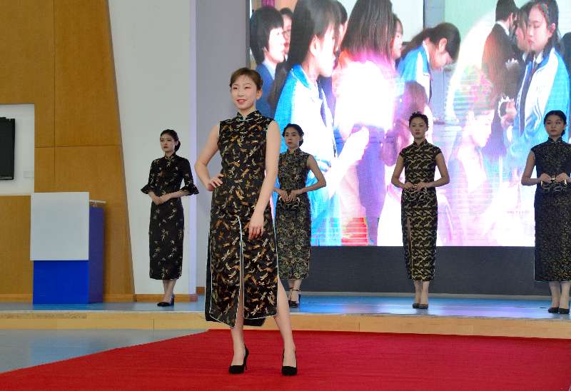 杩庣洓涓栧崕璇炲睍鑱屾暀椋庨噰,杩庝竷鍗佸崕璇炲睍鑱屾暀椋庨噰